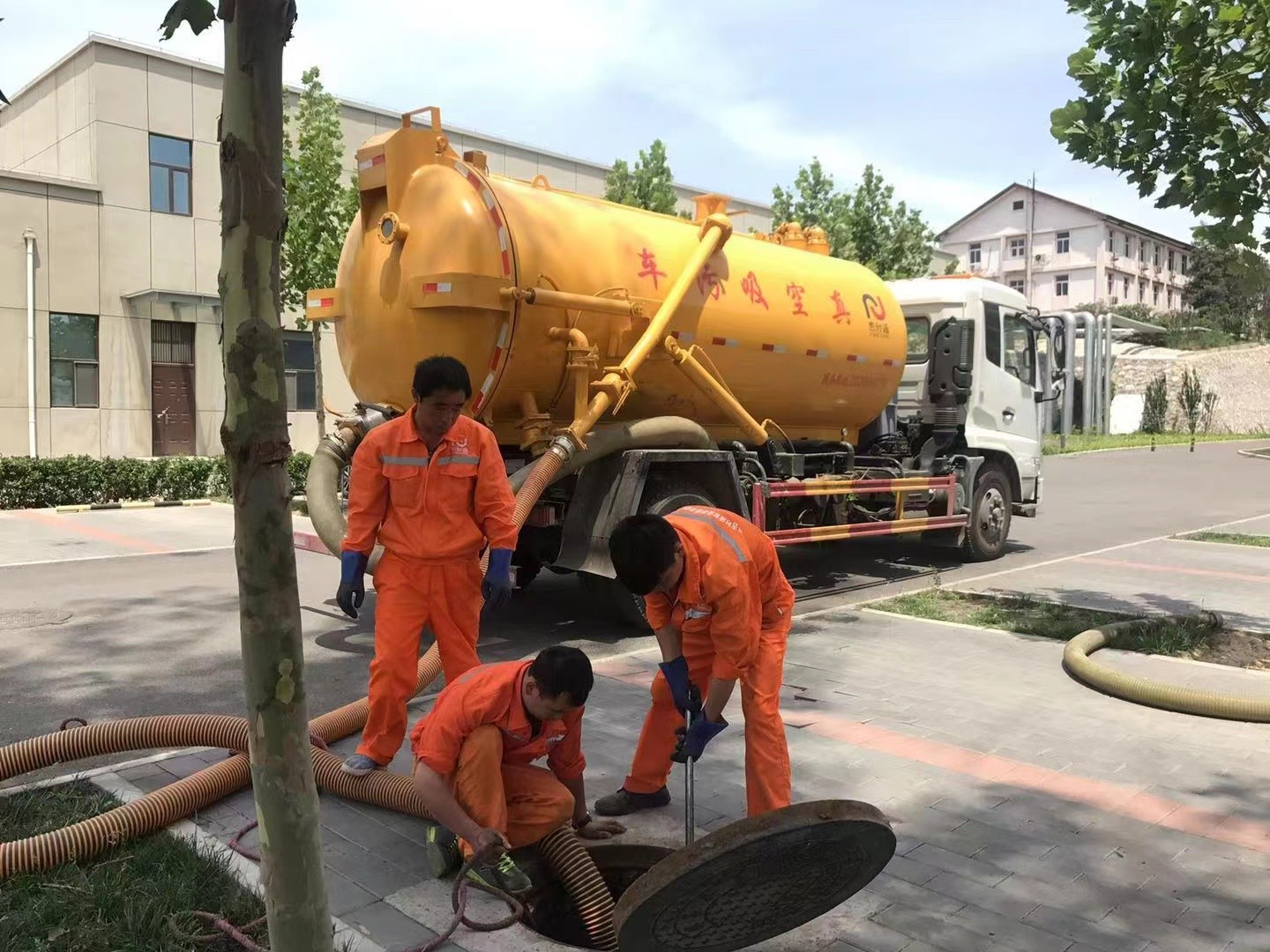 武威管道疏通车停在窨井附近